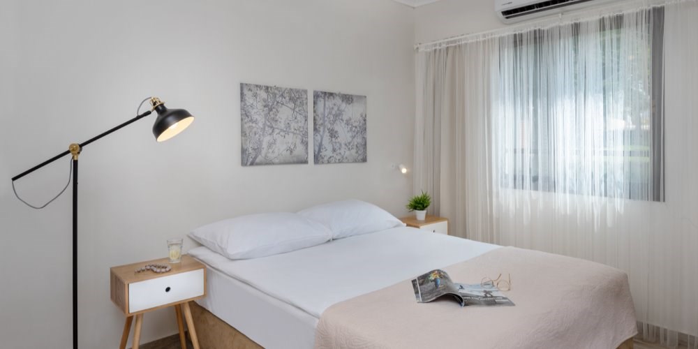 סוויטת גן עם מרפסת חדר שינה -כפר הנופש מזרע