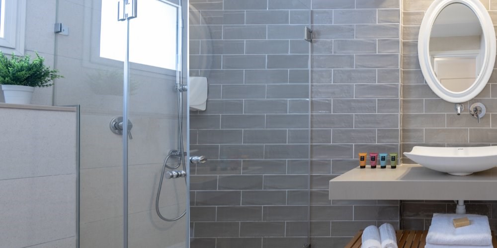 חדר סופירייר מקלחת בכפר הנופש מזרע